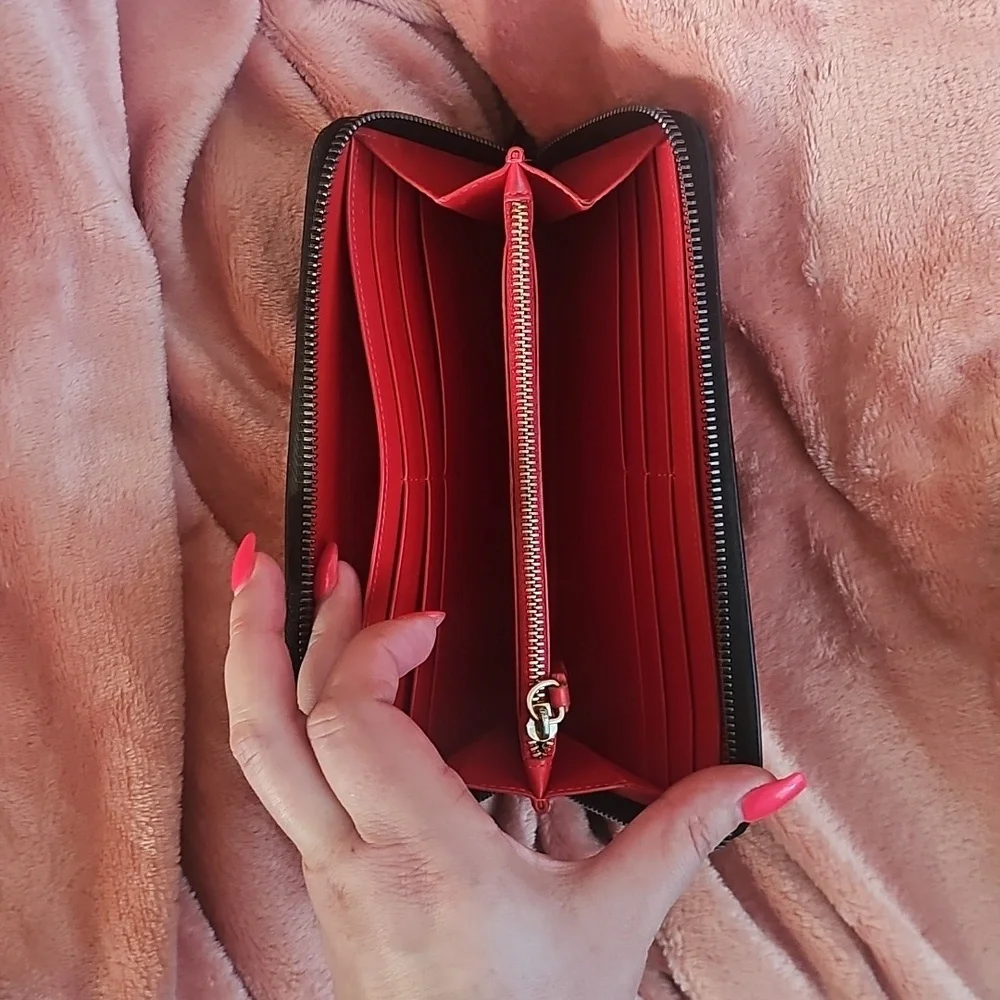 Christian Louboutin. Heart Loubiposh Valentines Black. - Picture 5 of 8